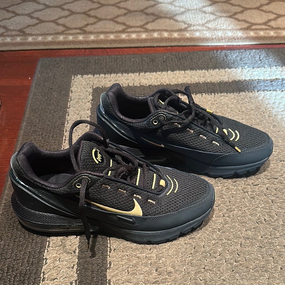 Nike Air Max Pulse (men 8.5 size)